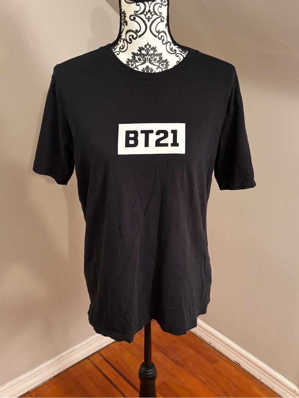 UNIQLO x BT21 BTS Black UT T-Shirt Character Signatures on Back Medium M K-Pop